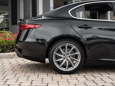 Used 2023 Alfa Romeo Giulia Lusso w/ Quick Order Package 22Z Lusso image 9