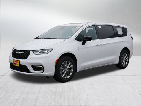 New 2026 Chrysler Pacifica Limited w/ Trailer Tow Group image 3