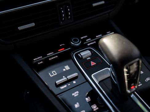 Used 2020 Porsche Cayenne Turbo image 25