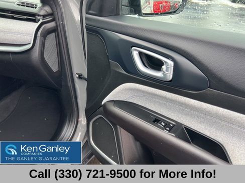 Used 2023 Jeep Compass Latitude image 57