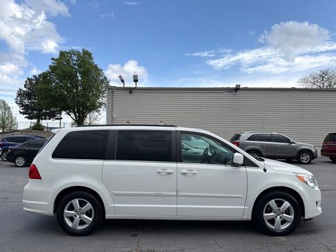 Used 2011 Volkswagen Routan SE FWD image 5