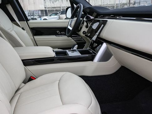 New 2026 Land Rover Range Rover SE image 17