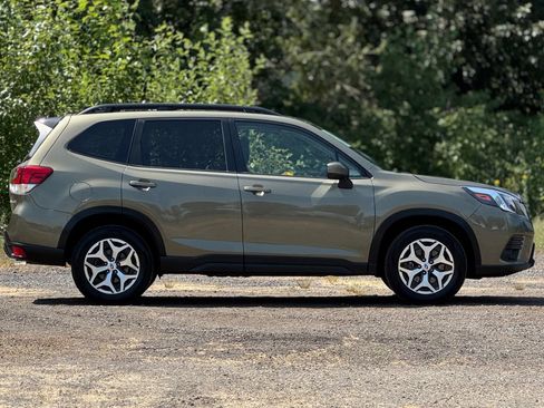 Certified 2024 Subaru Forester Premium AWD/4WD image 8
