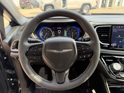 Used 2022 Chrysler Pacifica Limited w/ Uconnect Theater Family Group image 14