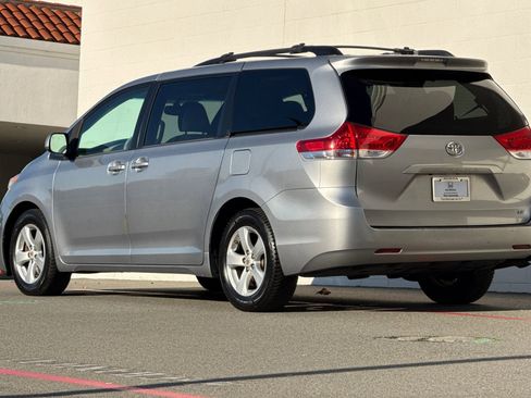 Used 2012 Toyota Sienna LE image 3