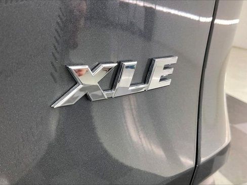 Used 2019 Toyota RAV4 XLE Premium w/ Cold Weather Package FWD image 7