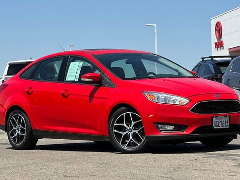 Used 2017 Ford Focus SEL FWD image 2