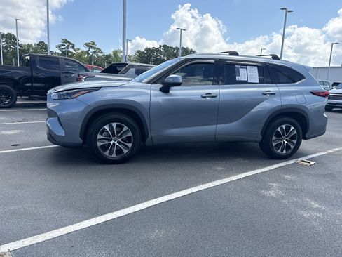 Used 2022 Toyota Highlander XLE FWD image 15