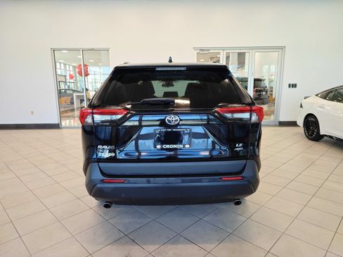 Used 2021 Toyota RAV4 LE AWD/4WD image 4