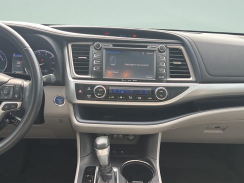 Used 2018 Toyota Highlander XLE AWD/4WD image 11