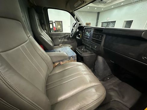 Used 2017 GMC Savana 2500 Extended RWD image 11