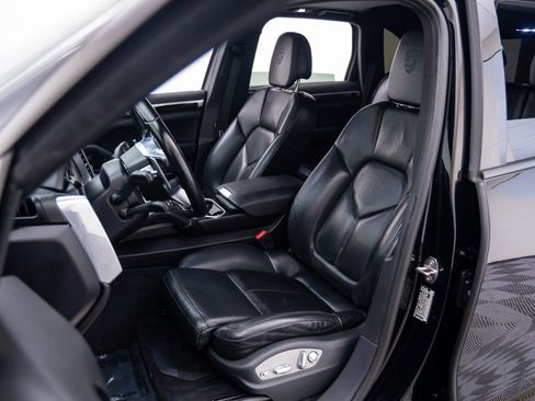 Certified 2017 Porsche Cayenne Platinum Edition image 5
