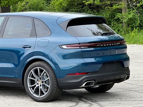 Certified 2024 Porsche Cayenne w/ Premium Package AWD/4WD image 9