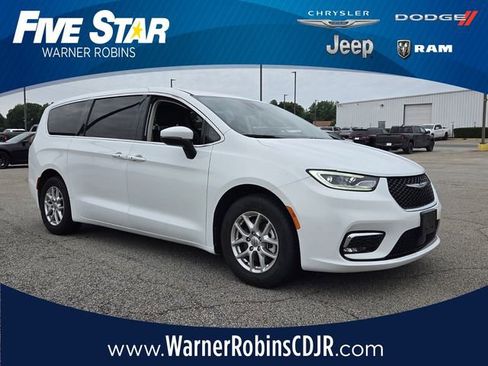 Used 2023 Chrysler Pacifica Touring-L FWD image 1