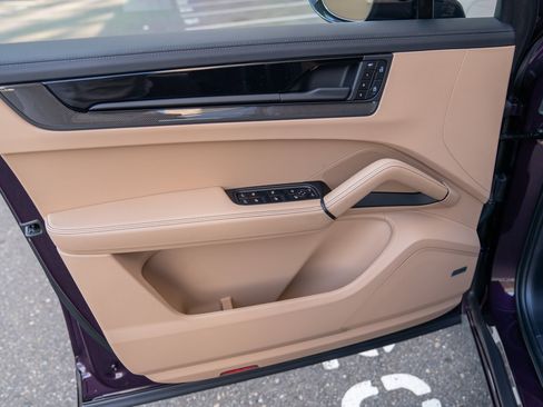 Certified 2025 Porsche Cayenne GTS AWD/4WD image 10