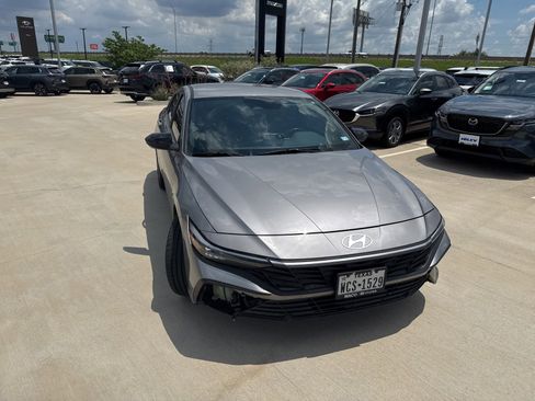 Used 2025 Hyundai Elantra Sport FWD image 4