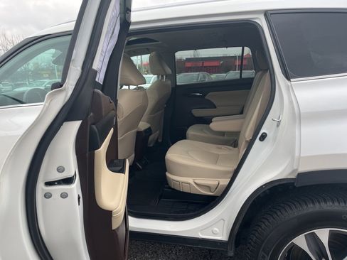 Certified 2021 Toyota Highlander XLE image 13