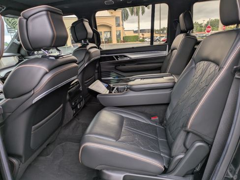 Used 2022 Jeep Grand Wagoneer Series III AWD/4WD image 12
