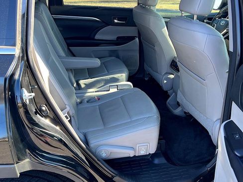 Used 2017 Toyota Highlander Limited image 22