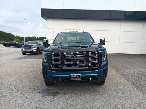 Used 2026 GMC Sierra 2500 Denali Ultimate w/ LPO, Black Badging Package AWD/4WD image 9