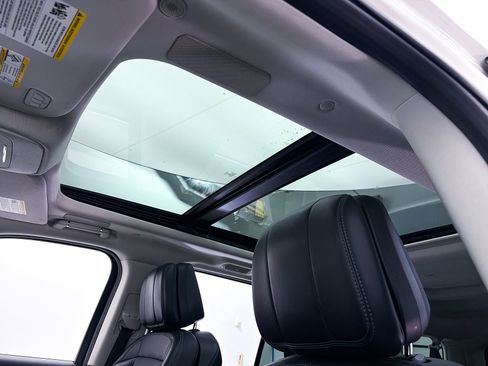 Used 2025 Lincoln Navigator L Reserve image 3