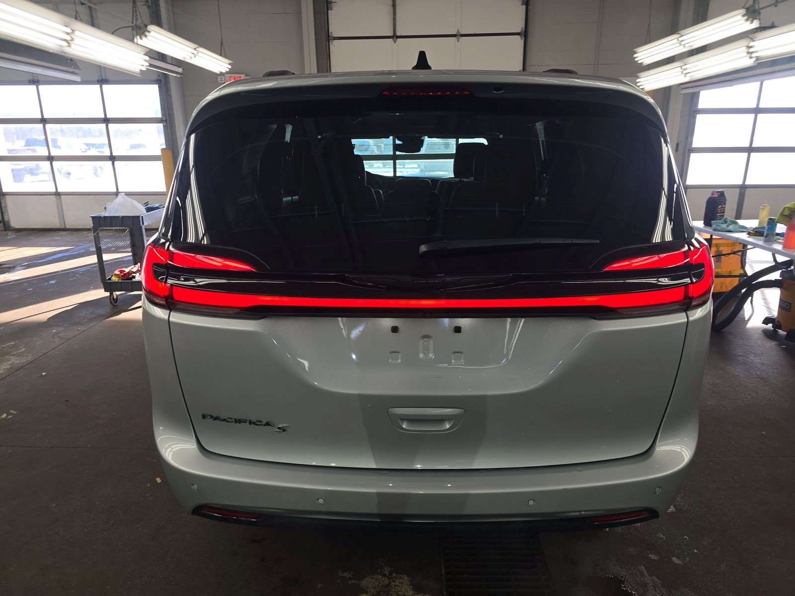 Used 2024 Chrysler Pacifica Touring-L w/ Uconnect Theater Family Group FWD image 5