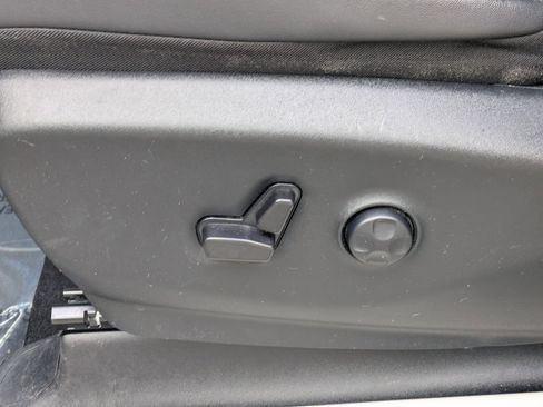 Used 2024 Chrysler Pacifica Touring-L FWD image 23