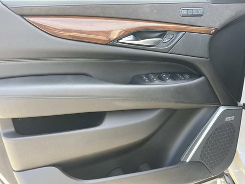 Used 2020 Cadillac Escalade Luxury AWD/4WD image 32