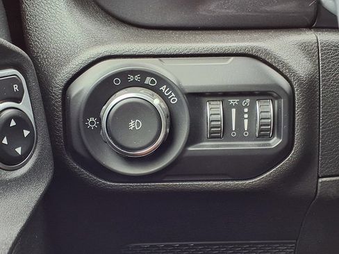 Used 2021 Jeep Wrangler Unlimited Sahara AWD/4WD image 18