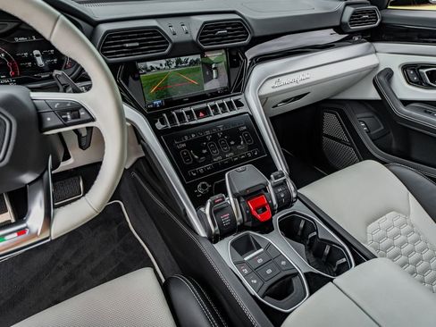 Used 2022 Lamborghini Urus AWD/4WD image 27