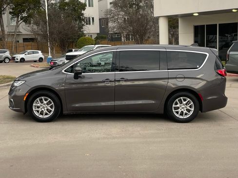 Used 2023 Chrysler Pacifica Touring-L image 3