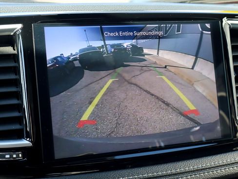 Used 2025 Chrysler Pacifica Limited image 12