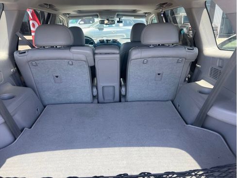 Used 2011 Toyota Highlander SE w/ Tow Pkg AWD/4WD image 8