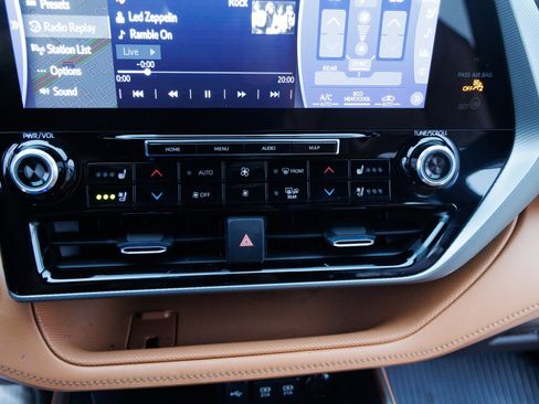 Used 2021 Toyota Highlander Platinum image 25