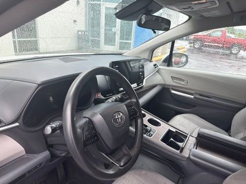 Used 2022 Toyota Sienna LE FWD image 16