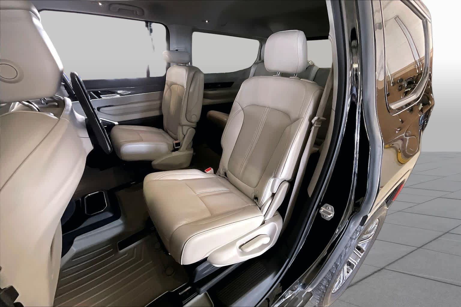 Used 2022 Jeep Wagoneer Series III w/ Rear Seat Video Group 1 AWD/4WD image 18