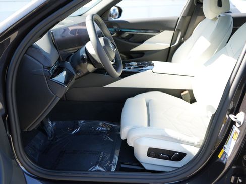 Used 2025 BMW i5 eDrive40i image 16