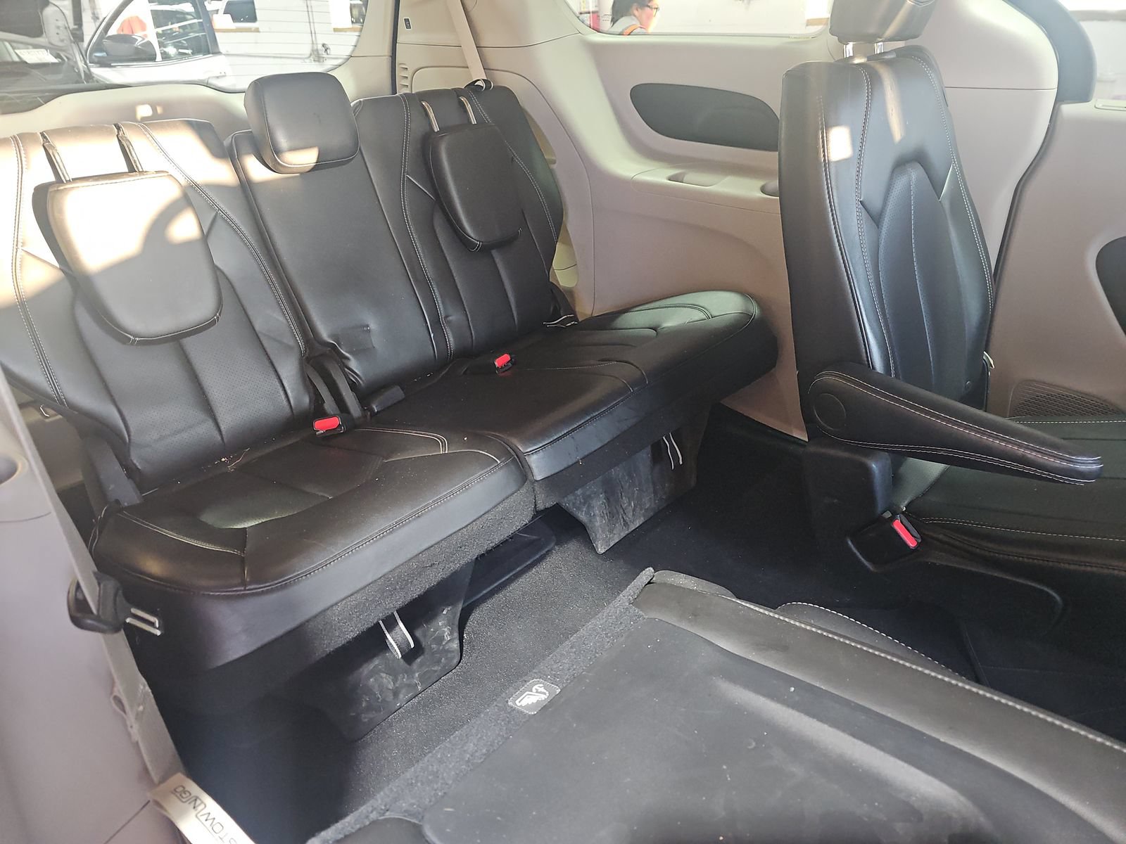Used 2024 Chrysler Pacifica Touring-L FWD image 11