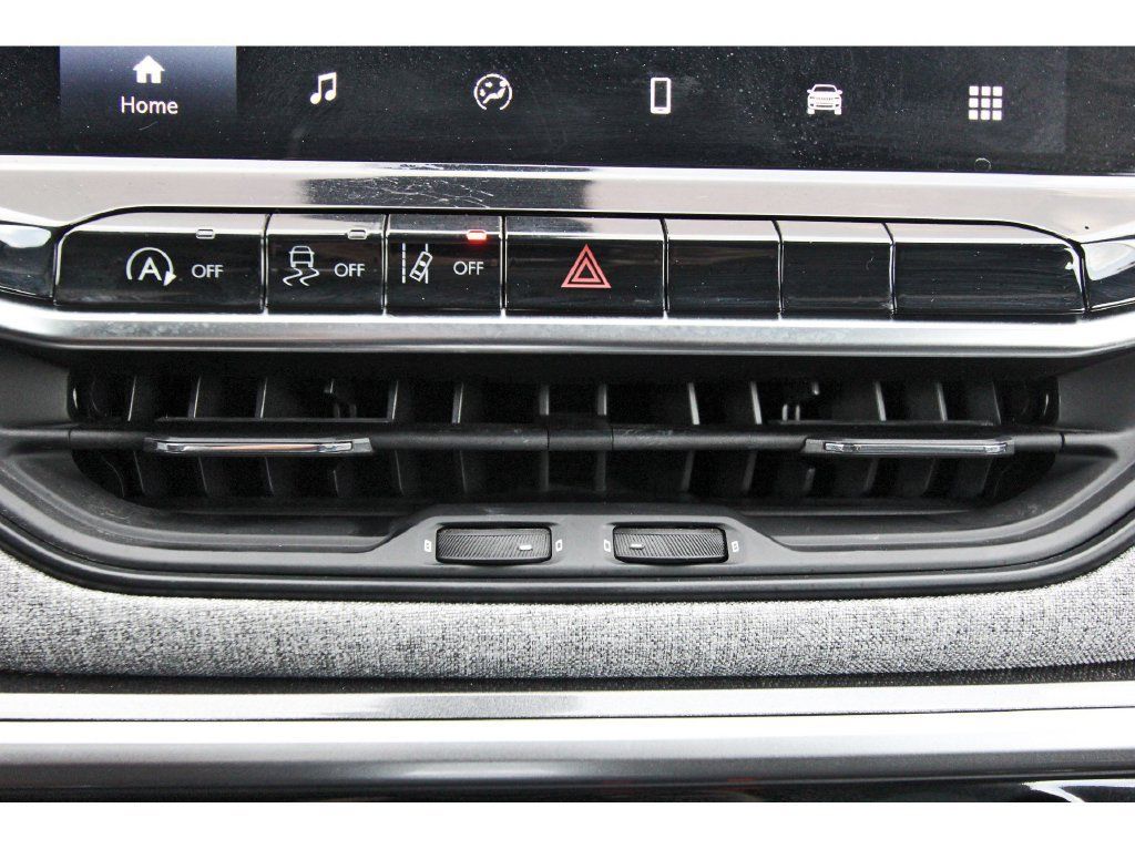 Used 2024 Jeep Compass Latitude w/ Sun and Sound Group AWD/4WD image 25