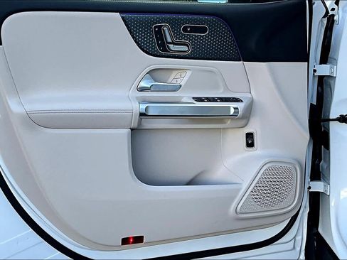 Used 2025 Mercedes-Benz GLB 250 image 10