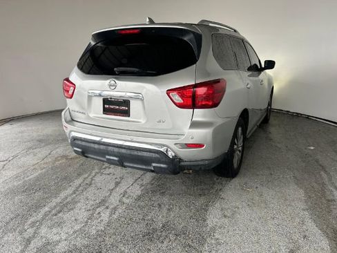 Used 2019 Nissan Pathfinder SV FWD image 3
