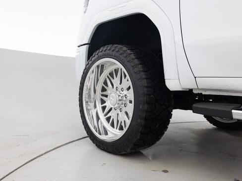 Used 2024 GMC Sierra 2500 SLT w/ SLT Premium Package image 17