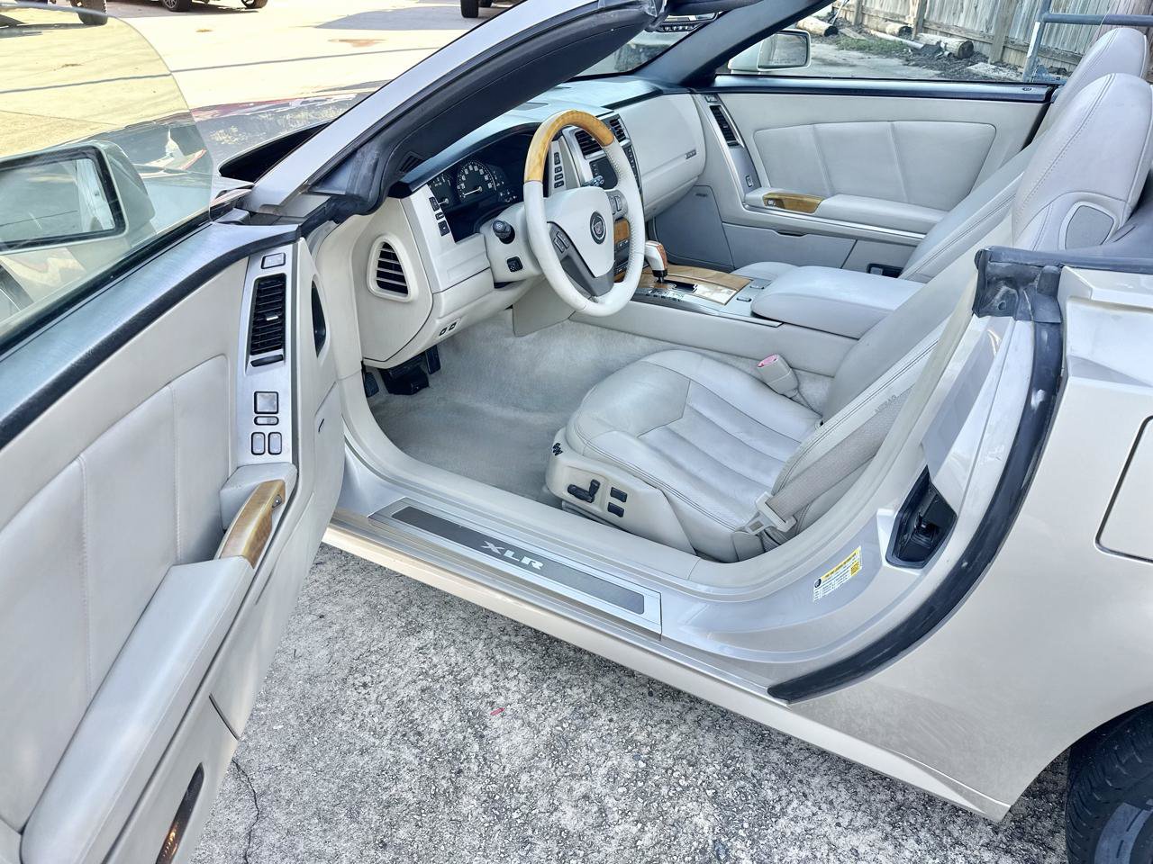 Used 2006 Cadillac XLR RWD image 17