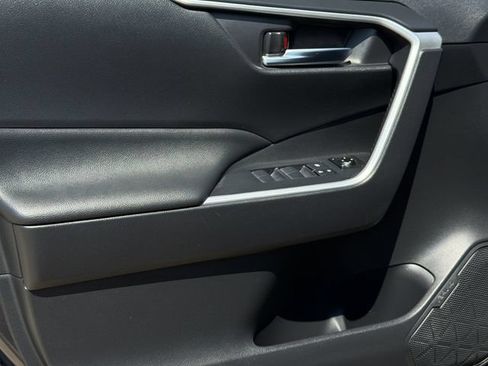 Used 2019 Toyota RAV4 XLE w/ Convenience Package FWD image 12