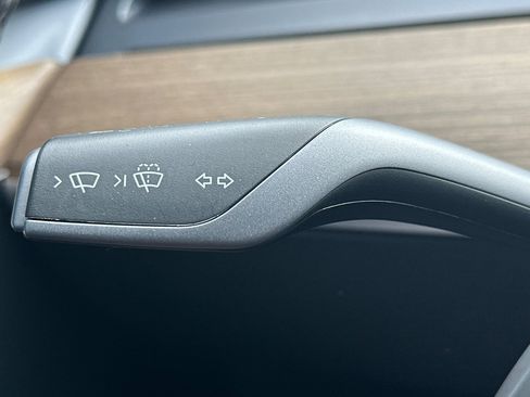 Used 2022 Tesla Model Y Long Range image 32