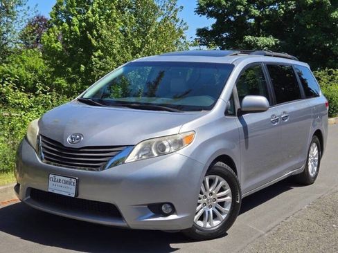Used 2012 Toyota Sienna XLE w/ Premium Pkg FWD image 5
