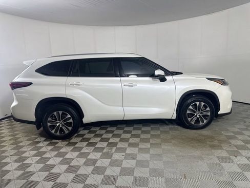 Used 2020 Toyota Highlander XLE AWD/4WD image 8