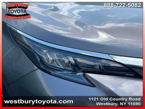 Used 2024 Toyota Sienna XLE FWD image 12