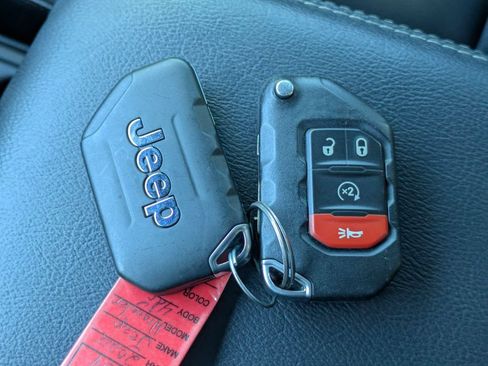 Used 2022 Jeep Wrangler Unlimited Sahara AWD/4WD image 31
