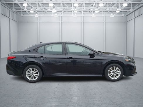 Used 2025 Toyota Camry LE image 6